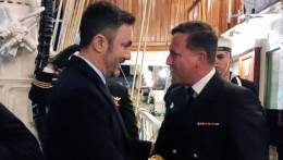 El ministro saludando a oficiales trasandinos.