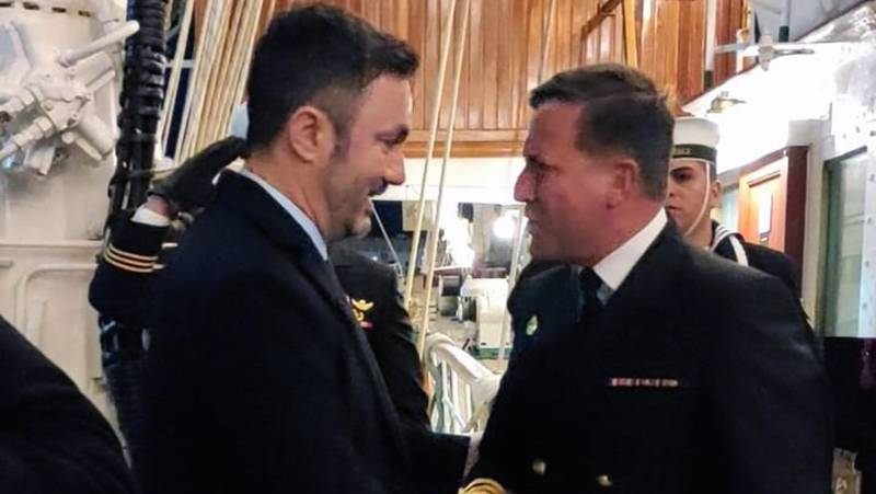 El ministro saludando a oficiales trasandinos. El ministro saludando a oficiales trasandinos.