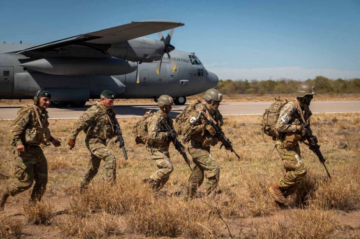 Operar en todo terreno y tiempo habitual en los Comandos aqui los cursantes aprenden con gran sacrificio. Operar en todo terreno y tiempo habitual en los Comandos aqui los cursantes aprenden con gran sacrificio.