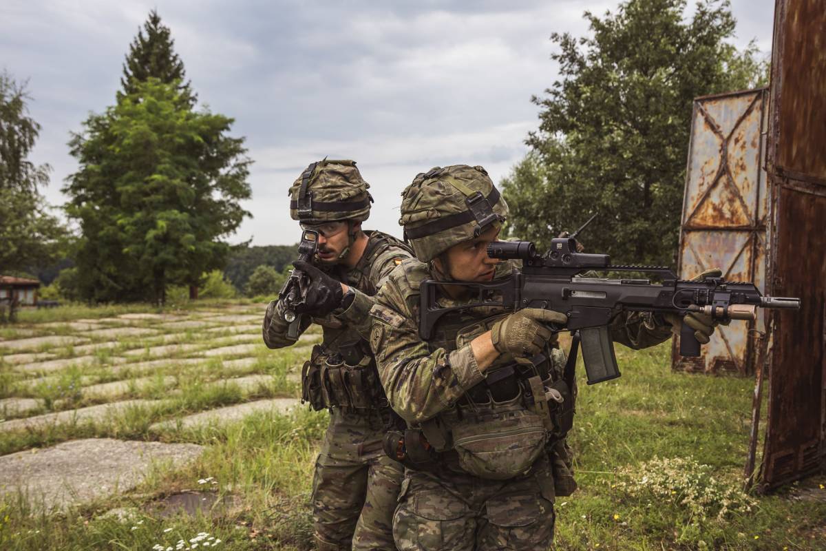 Soldados del Ejército de Tierra dotados con fusiles de asalto G36. El primero por la izquierda dispone de visor holográfico y el de la derecha además magnificador (Ejército de Tierra) Soldados del Ejército de Tierra dotados con fusiles de asalto G36. El primero por la izquierda dispone de visor holográfico y el de la derecha además magnificador (Ejército de Tierra)