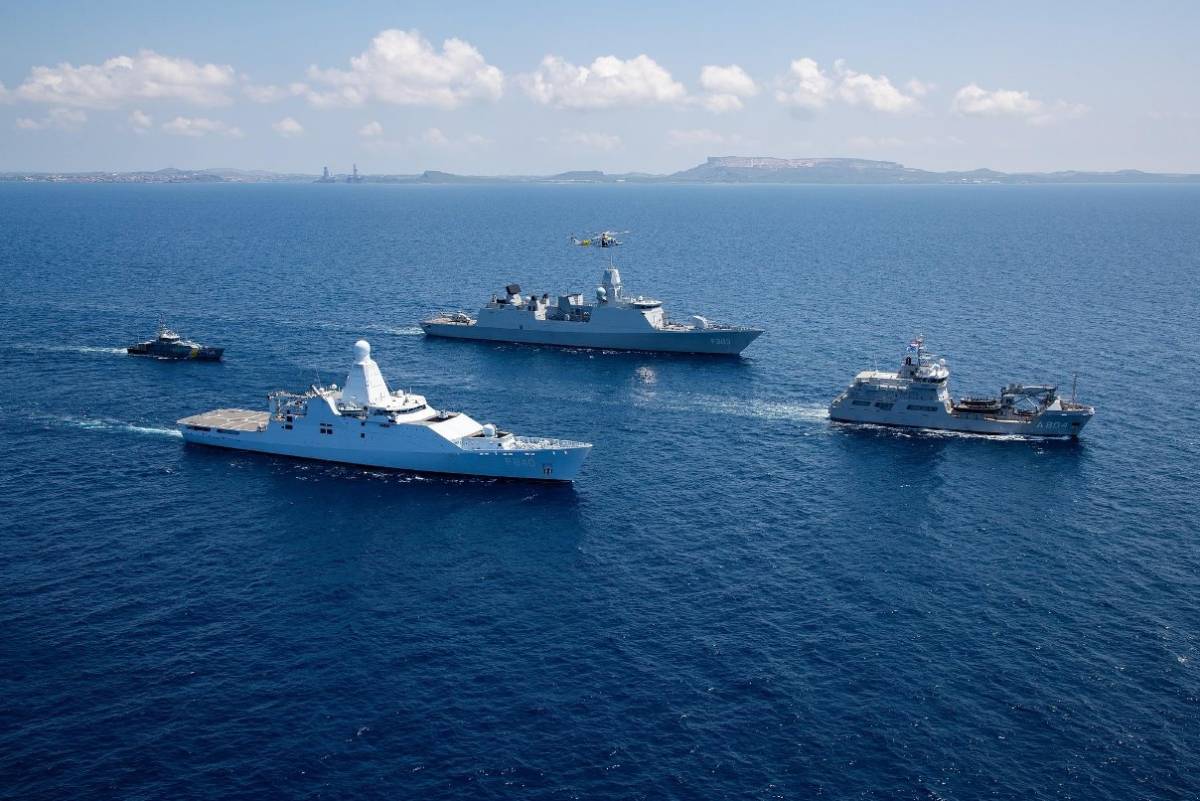 Formación de bienvenida del HNLMS Zr.Ms. Holland (P840) con la fragata misilística y de comando HNLMS Tromp (F803), el buque de apoyo HNLMS Pelikaan (A-804) y el patrullero Jaguar (P810), además de un AW139. (Foto: Koninklijke Marine) Formación de bienvenida del HNLMS Zr.Ms. Holland (P840) con la fragata misilística y de comando HNLMS Tromp (F803), el buque de apoyo HNLMS Pelikaan (A-804) y el patrullero Jaguar (P810), además de un AW139. (Foto: Koninklijke Marine)