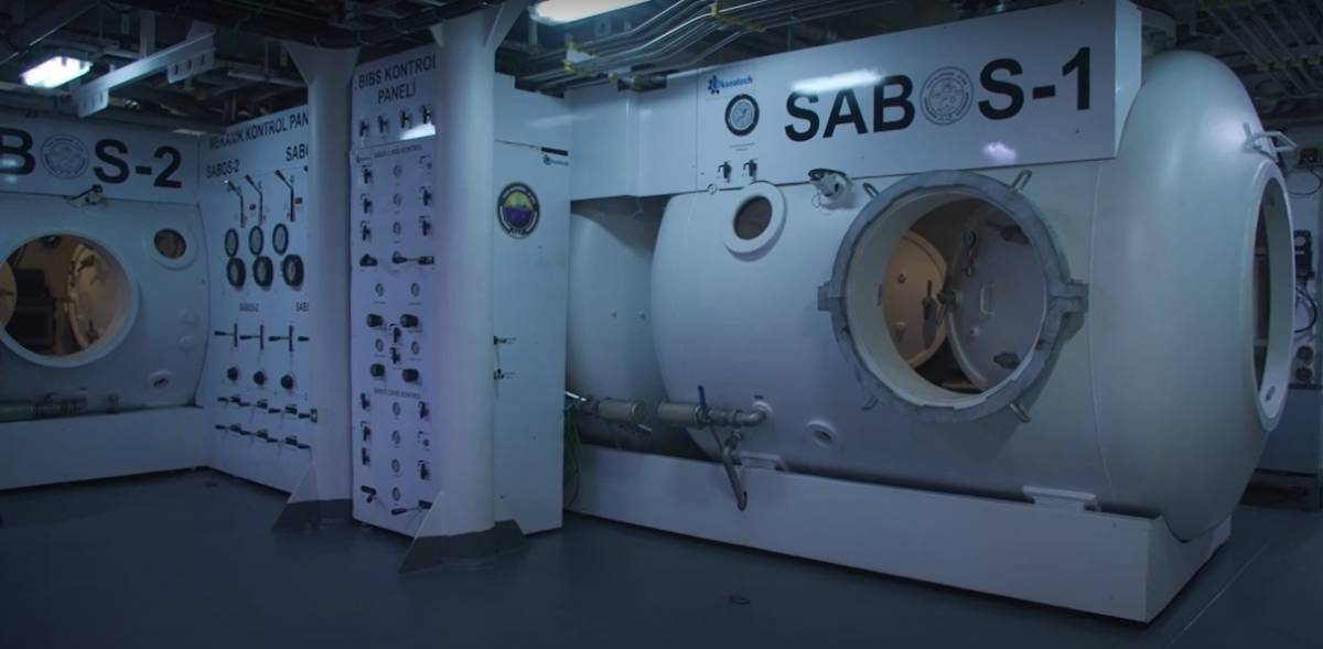Cámara de descompresión con que cuenta el buque de rescate turco TCG “Alemdar” (captura vídeo OTAN) Cámara de descompresión con que cuenta el buque de rescate turco TCG “Alemdar” (captura vídeo OTAN)