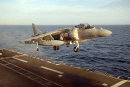 Las capacidades de los AV-8B Harrier Plus, convenientemente actualizados, son �ptimas para los cometidos que se les encomiendan en el entorno naval y en apoyos anfibios. (US Navy)