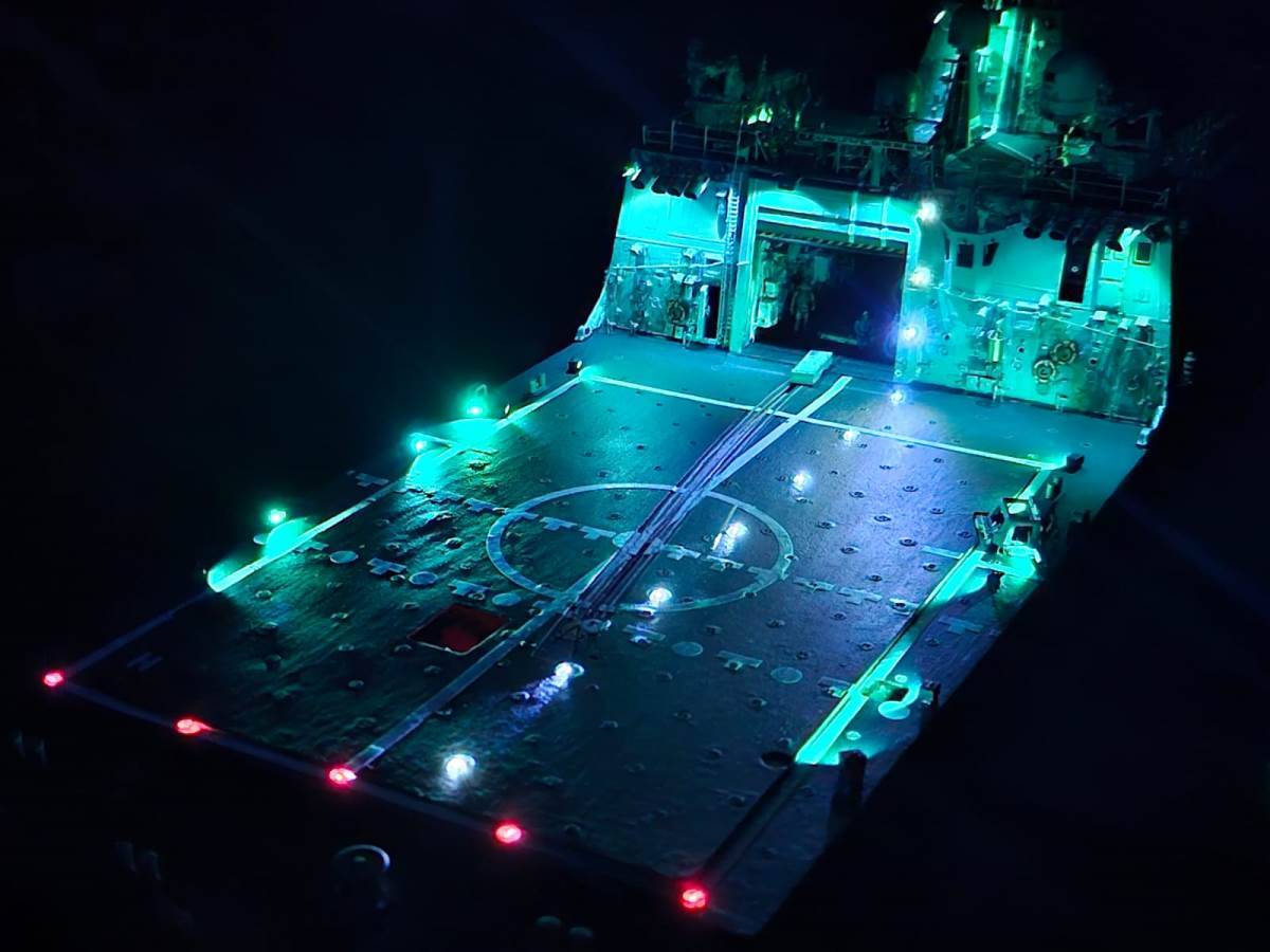 La iluminación nocturna de la pista de aterrizaje. La iluminación nocturna de la pista de aterrizaje.