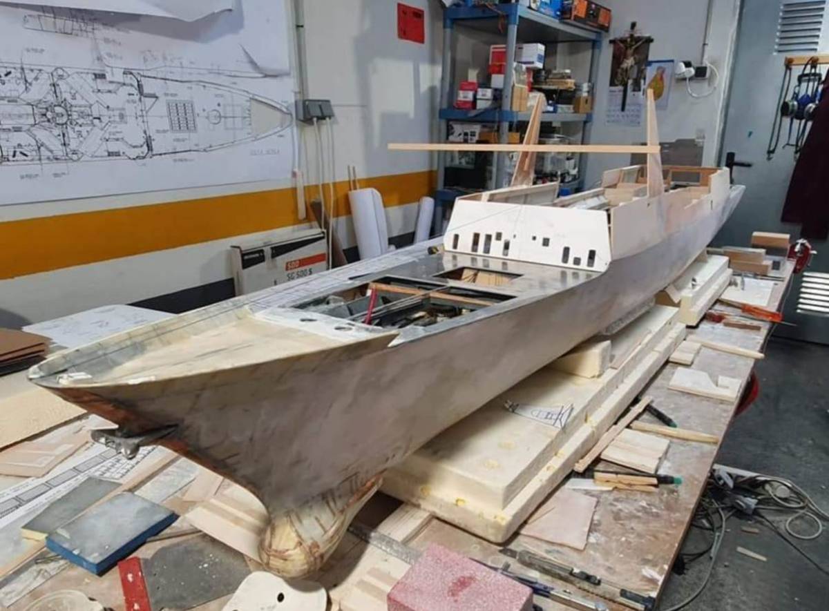 Fase inicial de la construcción de la fragata. Fase inicial de la construcción de la fragata.