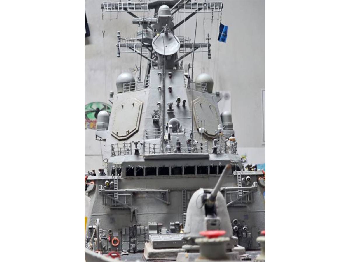 El puente de la Cristóbal Colón, con sus sensores y equipos. El puente de la Cristóbal Colón, con sus sensores y equipos.