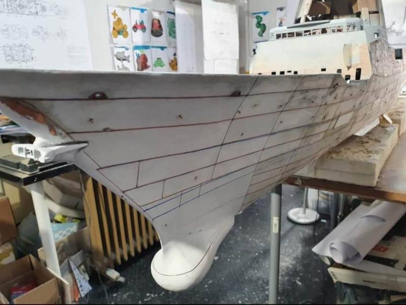 Durante la construcción, el autor ha reproducido cada una de las planchas del casco. Durante la construcción, el autor ha reproducido cada una de las planchas del casco.