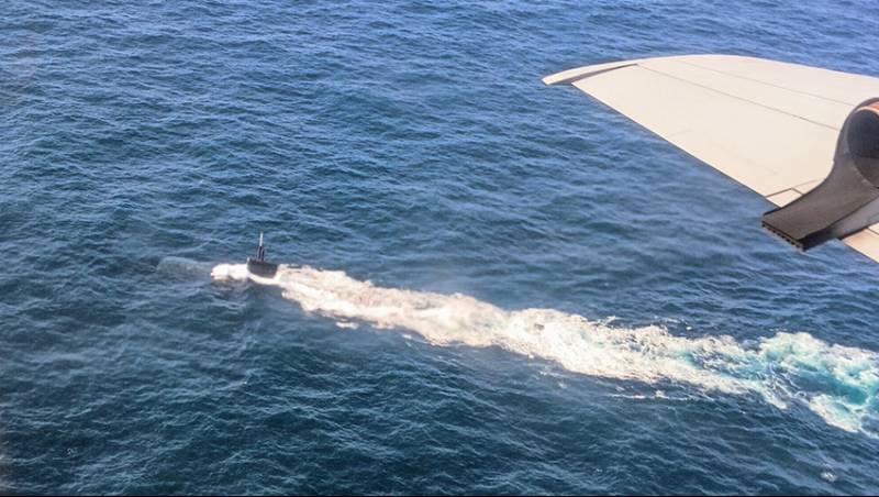 P-3C Orión de la Armada Argentina en ejercicio Passex con el submarino USS “Hampton”. P-3C Orión de la Armada Argentina en ejercicio Passex con el submarino USS “Hampton”.
