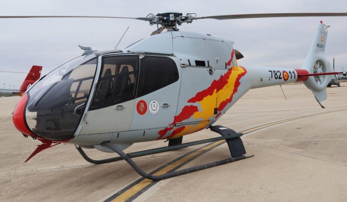 Uno de los Airbus Helicopters EC120 del Ala 78, se aprecia el nuevo logo de la Casa Real en su puerta trasera. (foto Julio Maíz Gutiérrez) Uno de los Airbus Helicopters EC120 del Ala 78, se aprecia el nuevo logo de la Casa Real en su puerta trasera. (foto Julio Maíz Gutiérrez)