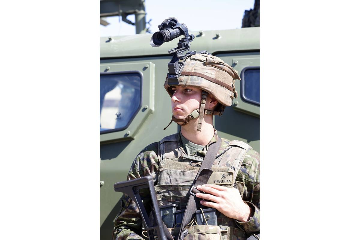 Integrante de la Brigada “Rey Alfonso XIII” de la Legión dotado de monocular de visión nocturna (Ministerio de Defensa) Integrante de la Brigada “Rey Alfonso XIII” de la Legión dotado de monocular de visión nocturna (Ministerio de Defensa)