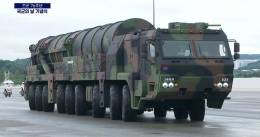 Las dimensiones del nuevo misil balstico tctico Hyunmoo-5 de Corea del Sur quedan bien patentes en esta imagen junto a su camin portador. (MD Corea del Sur)