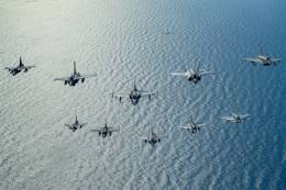 Formaci�n de aviones de combate durante el ejercicio (OTAN)