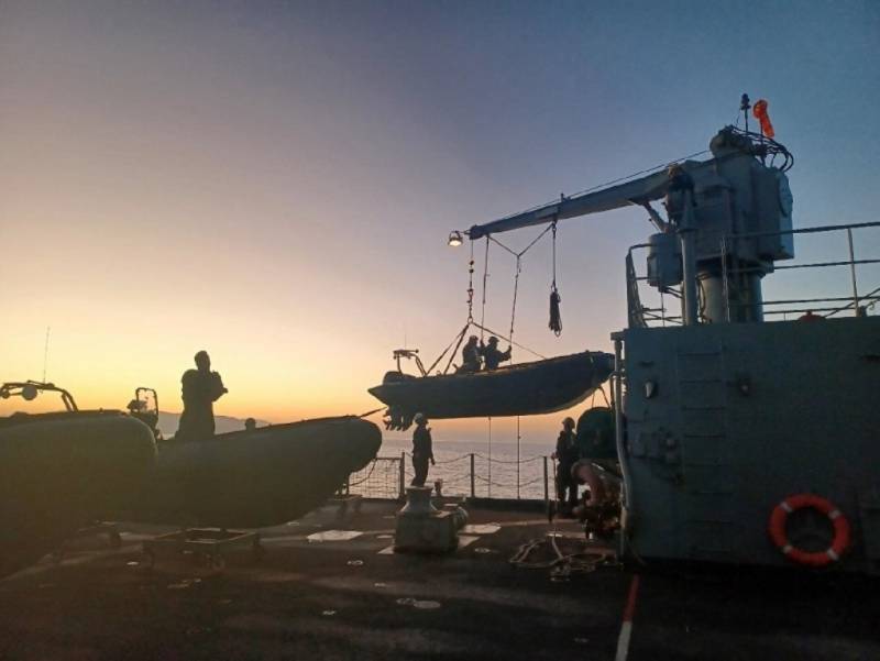 Maniobra de arriado de embarcación desde el buque. Maniobra de arriado de embarcación desde el buque.