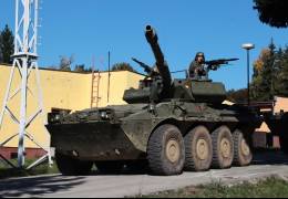 Veh�culo Reconocimiento y Combate de Caballer�a (VRCC) �Centauro� apoyando una operaci�n de guerra urbana.