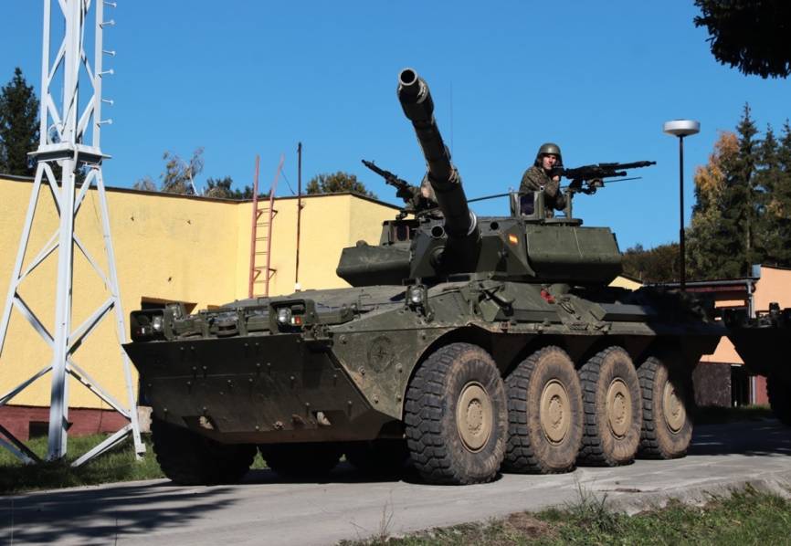 Vehículo Reconocimiento y Combate de Caballería (VRCC) “Centauro” apoyando una operación de guerra urbana.
