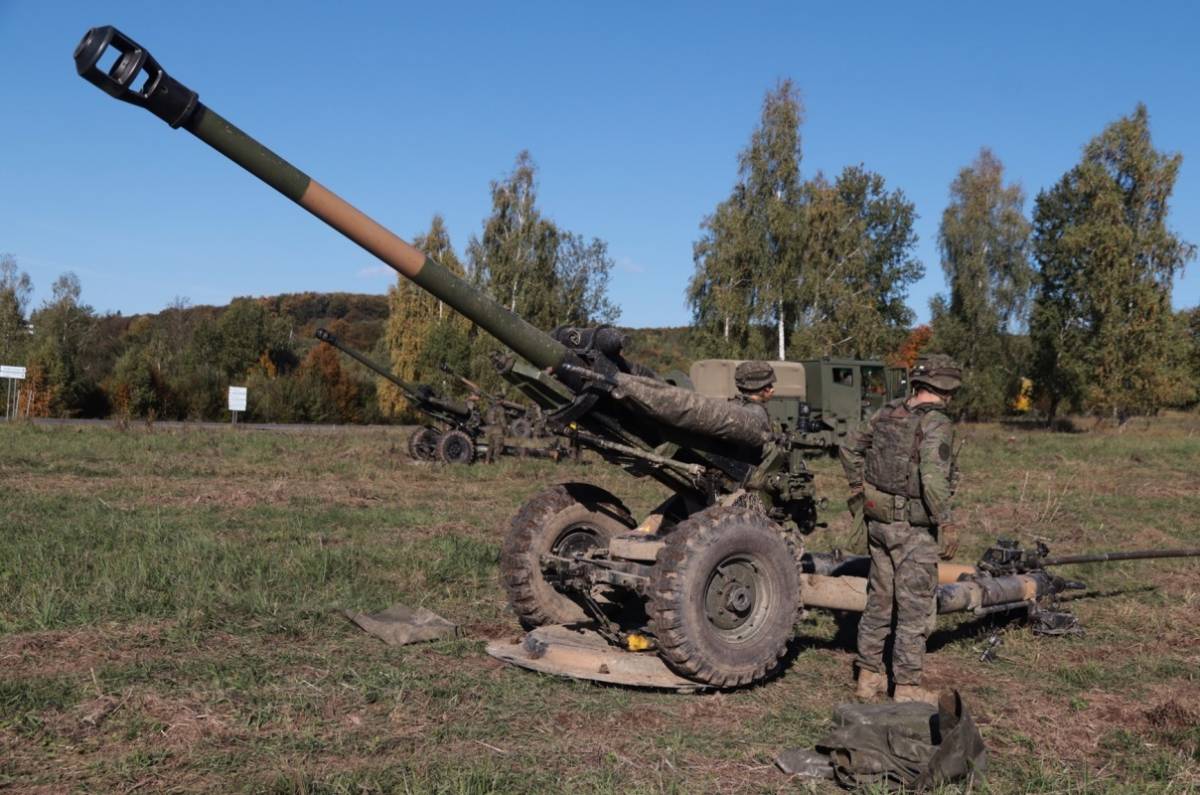 Obuses Light Gun L118 de 105 mm del Grupo de Artillería de Campaña Paracaidistas VI se desplieguen en posición para hacer fuego. Obuses Light Gun L118 de 105 mm del Grupo de Artillería de Campaña Paracaidistas VI se desplieguen en posición para hacer fuego.