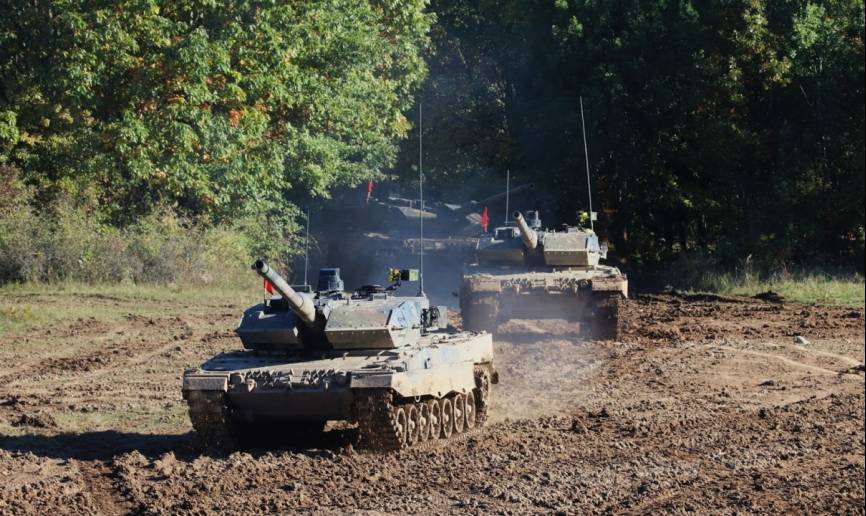 El simulado contraataque lo encabezaron los carros de combate “Leopard” 2A6 del “Exército Português”.