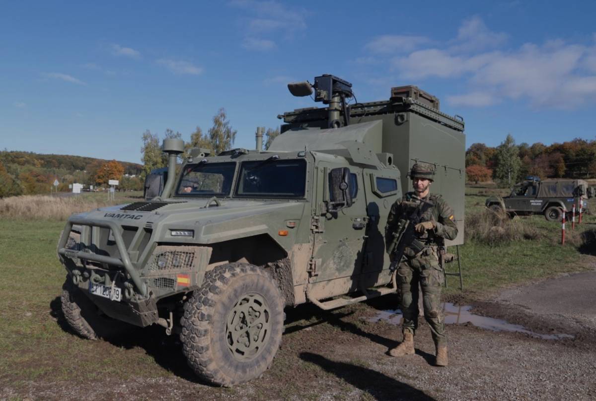 Entre el material desplegado en Eslovaquia por el Batallón de Zapadores VI está este 4x4 VAMTAC ST5 especializado en operaciones EOD. Entre el material desplegado en Eslovaquia por el Batallón de Zapadores VI está este 4x4 VAMTAC ST5 especializado en operaciones EOD.