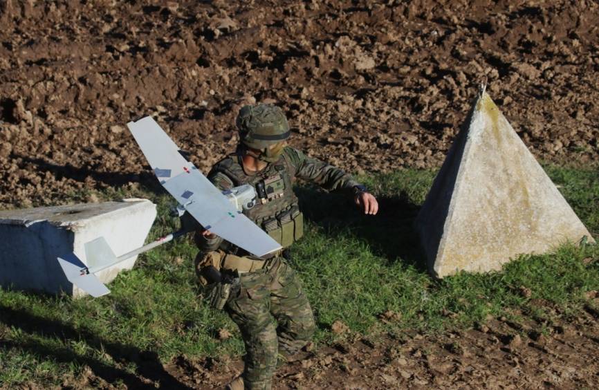 Lanzamiento de un AeroVironment RQ-11 “Raven” por parte de un suboficial de la BRIPAC.