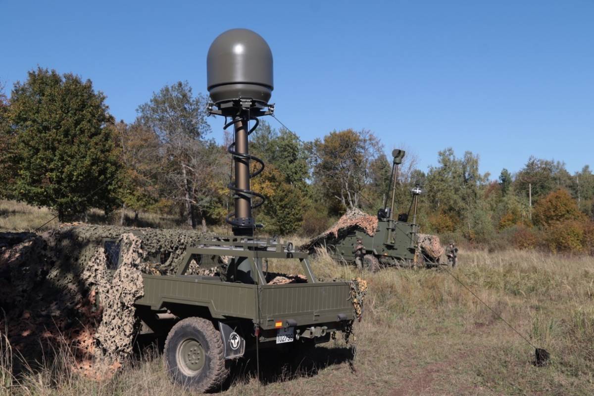 El novedoso sistema TRC CERVUS III desplegado en Eslovaquia, asegura la protección contra los sistemas no tripulados o drones; y su radar 3D de ART en primer plano. El novedoso sistema TRC CERVUS III desplegado en Eslovaquia, asegura la protección contra los sistemas no tripulados o drones; y su radar 3D de ART en primer plano.