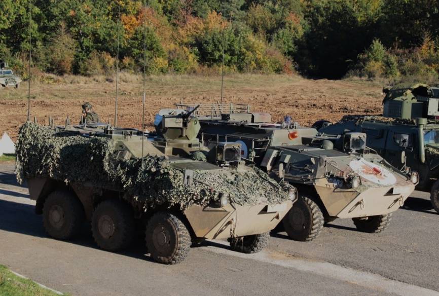 Dos de los veteranos blindados LKOV “Valuk” del Ejército de Tierra de Eslovenia, que son la versión local del “Pandur” austriaco, el segundo está configurado como ambulancia.