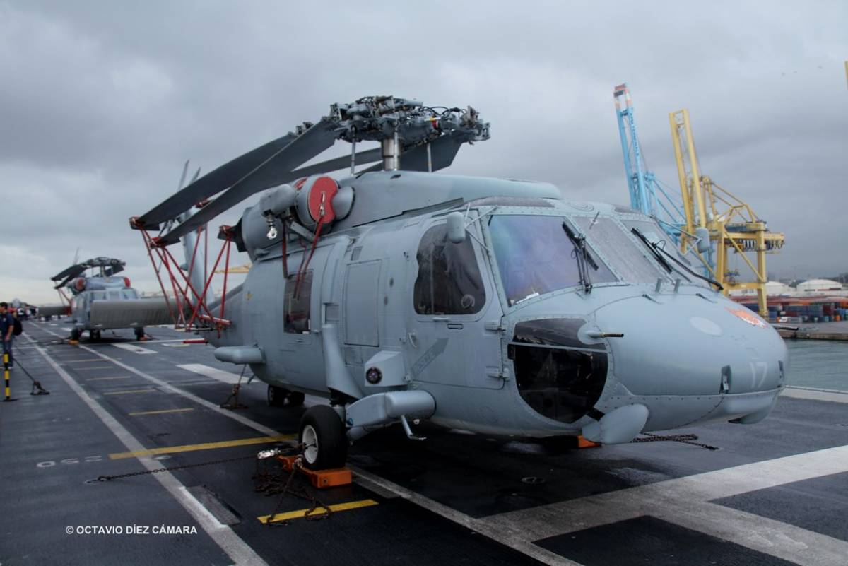Los helicópteros SH-60F de la 5ª Escuadrilla ya operan de forma regular a bordo del portaaviones L61 Juan Carlos I para reforzar su potencial en operaciones anfibias. (Octavio Díez Cámara) Los helicópteros SH-60F de la 5ª Escuadrilla ya operan de forma regular a bordo del portaaviones L61 Juan Carlos I para reforzar su potencial en operaciones anfibias. (Octavio Díez Cámara)