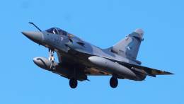 Uno de los aviones de combate Dassault Aviation �Mirage�-2000-5F franc�s aterrizando en Albacete. (foto Julio Ma�z Guti�rrez)