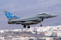 Este Eurofighter lleva la cola decorada especialmente para recordar el 50 aniversario de la creaci�n del Ala 14.