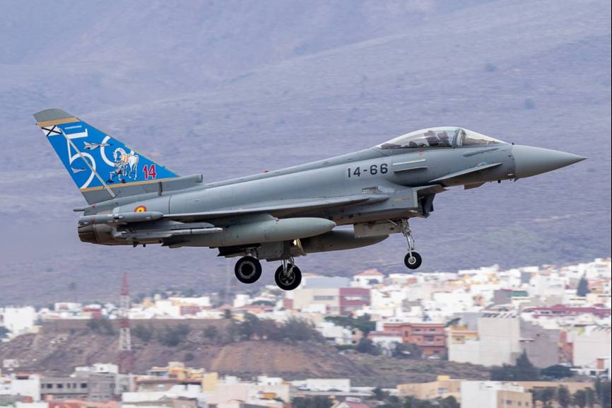 Este Eurofighter lleva la cola decorada especialmente para recordar el 50 aniversario de la creación del Ala 14.