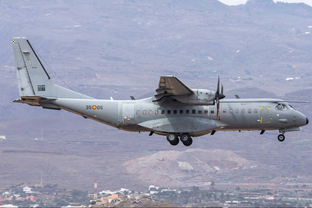 Para el despliegue a Gando de los diferentes destacamentos, se necesitó del apoyo de aviones de transporte como este C295 del Ala 35. Para el despliegue a Gando de los diferentes destacamentos, se necesitó del apoyo de aviones de transporte como este C295 del Ala 35.