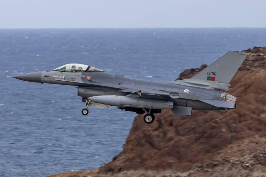 Otro de los F-16AM MLU participantes aterrizando el Gando, al fondo se ve el océano Atlántico, que baña la base.