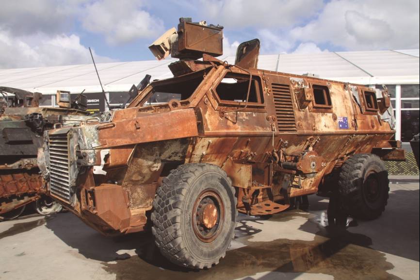 Blindado “Bushmaster” 4x4 suministrado por Australia en un estado de oxidación notable tras sufrir un incendio en combate.