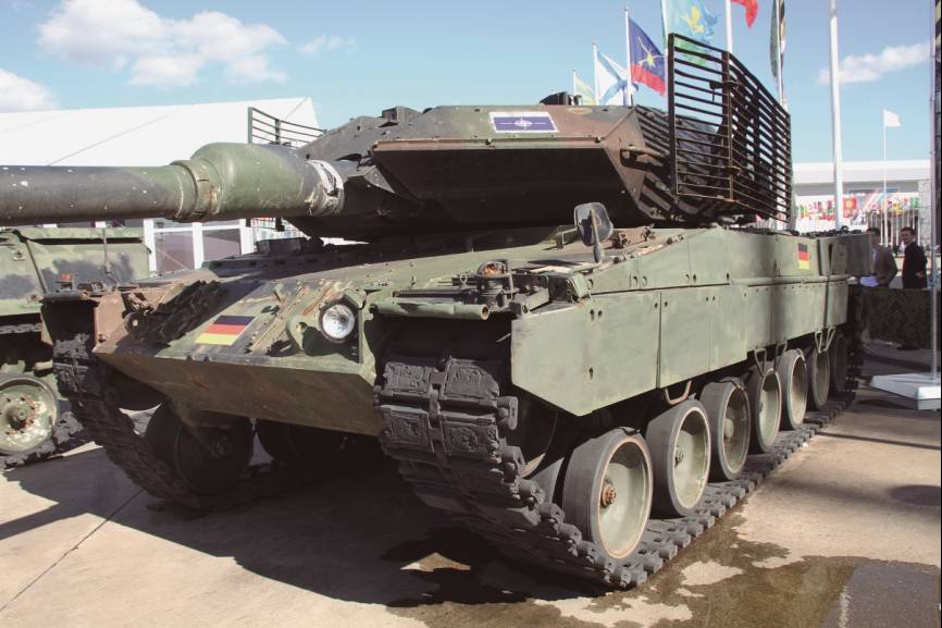 Carro de combate “Leopard 2 A6” alemán con rejas añadidas por los ucranianos en los costados de la torre, tras haber sido neutralizado.