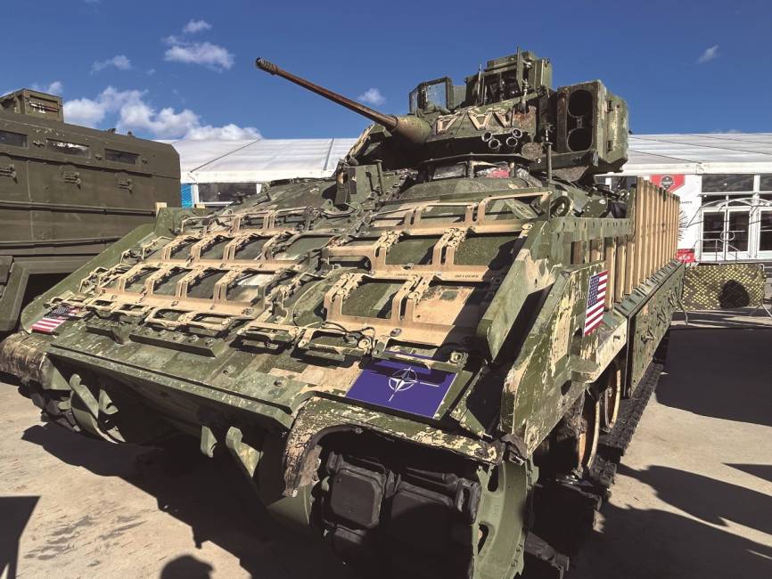 Los rusos exhiben orgullosos los M-2 “Bradley” estadounidenses de combate en los que se aprecian soportes para refuerzos en el blindaje lateral y frontal.