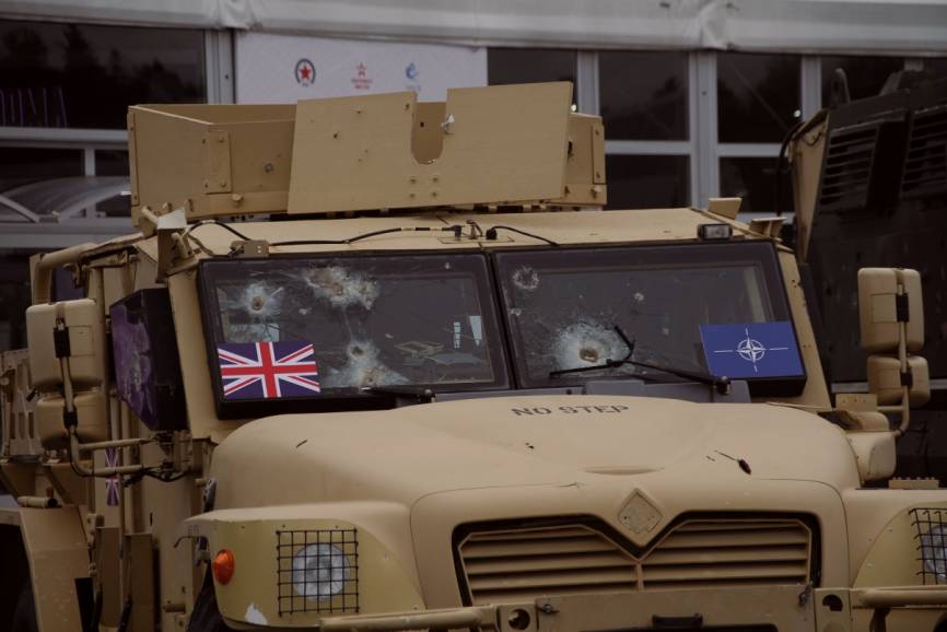 Muchos de los impactos recibidos por este blindado británico se concentran en los gruesos vidrios blindados frontales, que parece que no han sido perforados.