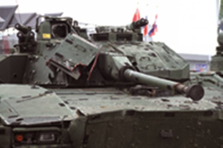 Vehículo de combate de infantería sueco CV90 con numerosos impactos en los módulos de blindaje frontal y en el visor de puntería principal.
