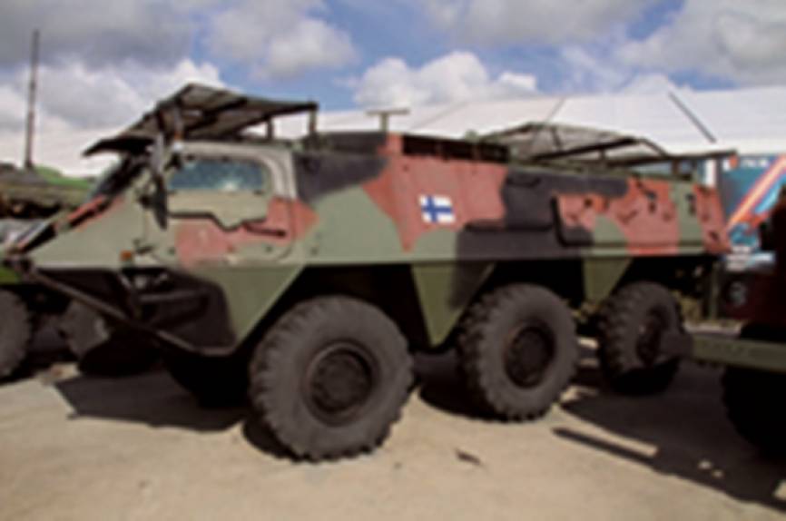 6x6 finlandés Sisu XA-185, con rejillas anti UAV (Unmanned Aerial Vehicle) en la parte superior, de una partida de al menos 20 cedidos a los ucranianos.