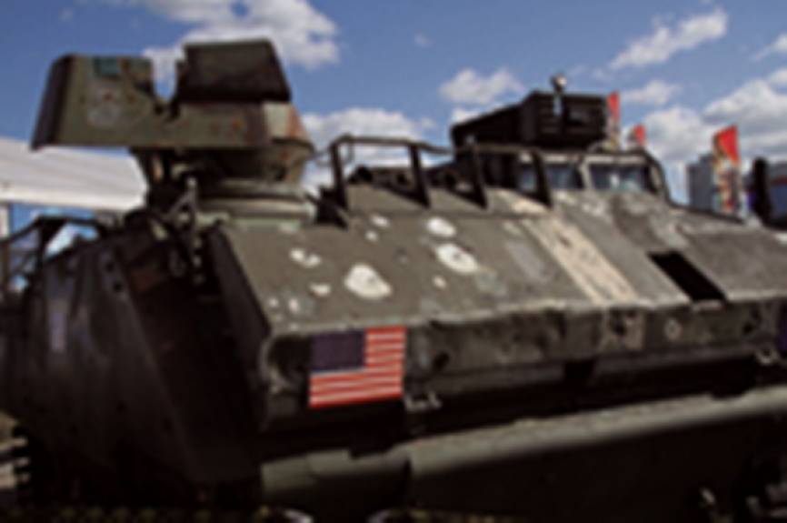 Un YPR-765 se exponía con numerosos impactos de armas ligeras en su zona delantera y sin aparentes perforaciones en esa zona.