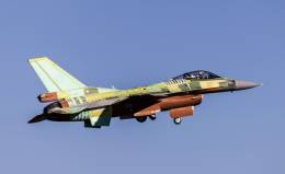 El primer F-16 Bloque 70 destinado a Bulgaria, todav�a sin pintar, durante su primer vuelo. (foto Lockheed Martin)