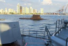 Submarino U-209 ARC Tayrona navegando en la bah�a de Cartagena despu�s de haber realizado el ejercicio de reflote. (Fotograf�a: Carlos Vanegas)