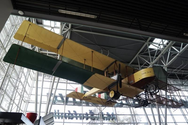 La réplica del bombardero italiano Caproni Ca.33, que se puede ver en el aeropuerto de Bratislava. (foto defensa.com) La réplica del bombardero italiano Caproni Ca.33, que se puede ver en el aeropuerto de Bratislava. (foto defensa.com)