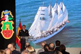 El capitn de navo Lus Carreras-Presas durante la presentacin, en la pantalla se ve el emblemtico Juan Sebastin Elcano.  (fotografa Iaki Gmez/Ministerio de Defensa)