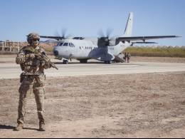 Un operador del EZAPAC asegurando la zona de operaciones de un C-295 del 353 Escuadrn. (foto Esteban Maiza)