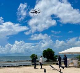 Autoridades belice�as observan el reci�n adquirido Perimeter 8+ WC. (Foto BCG)