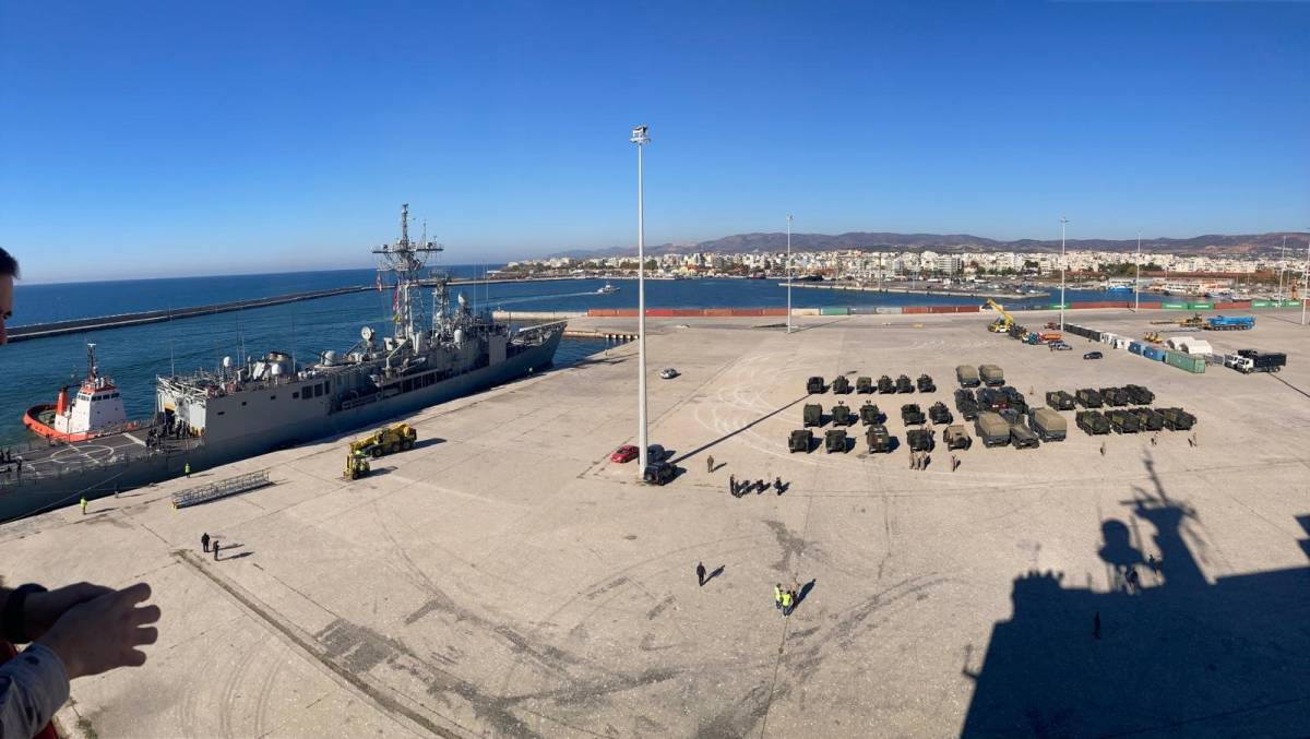 La fragata Canarias junto a los vehículos de la Fuerza de Infantería de Marina. La fragata Canarias junto a los vehículos de la Fuerza de Infantería de Marina.
