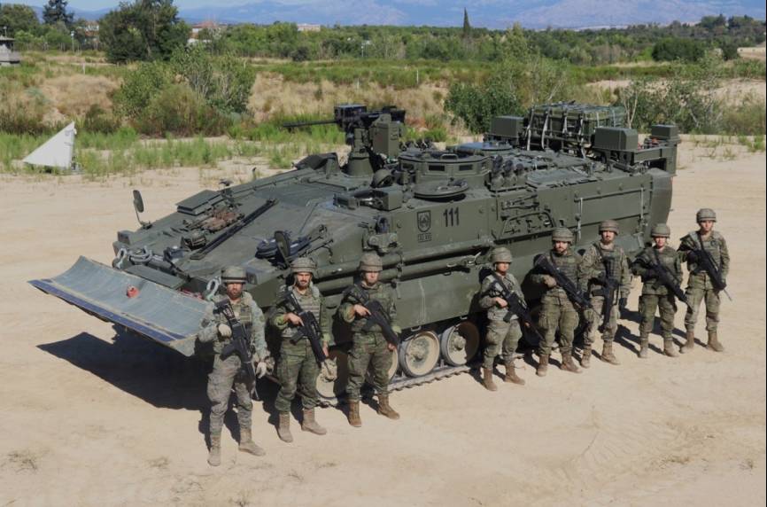 Uno de los “Castor” de la BRI XII, frente a él, su tripulación de 3 militares y a su derecha los otros 5 zapadores que puede transportar.