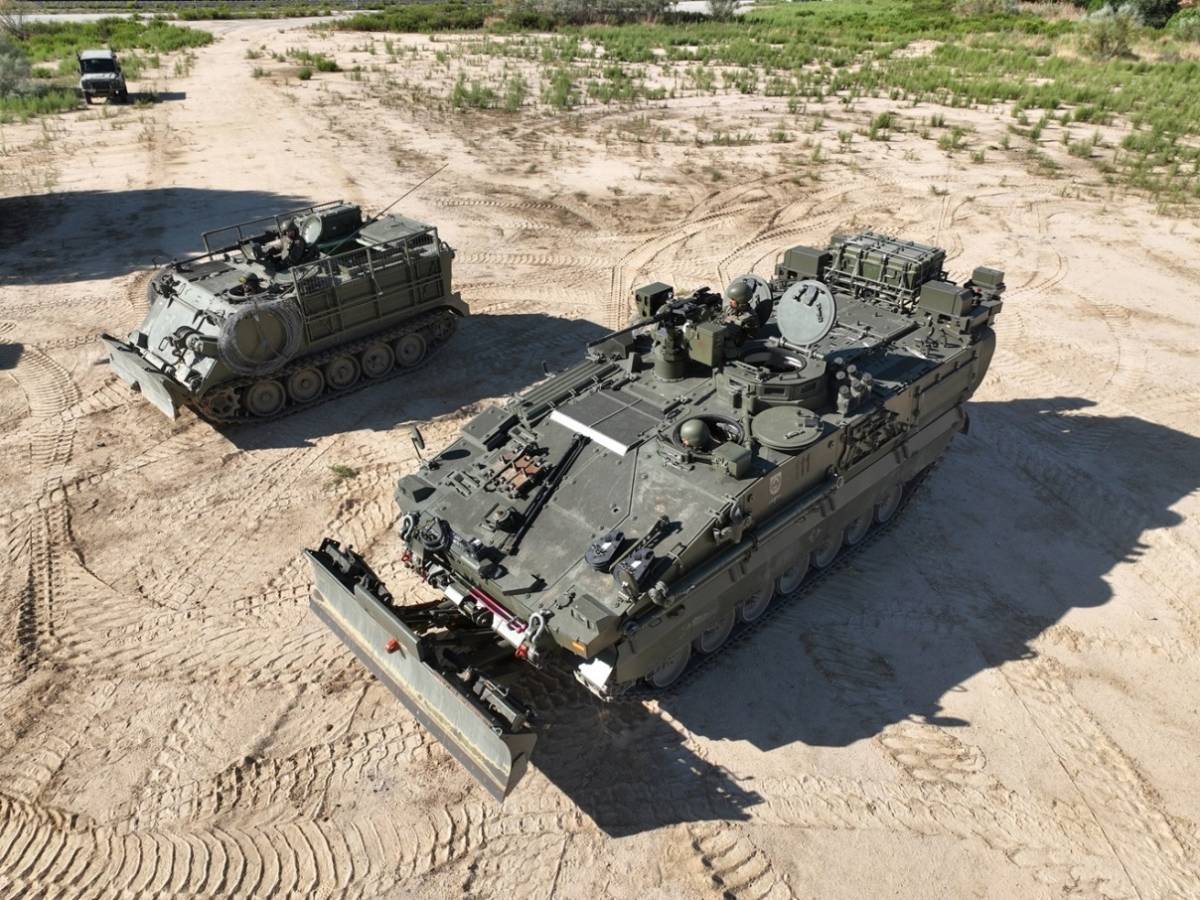 Magnifica imagen, en la que se puede ver los distintos tamaños de los “Castor” (derecha) y los Transporte Oruga Acorazado (TOA) M-113 de zapadores, a los que irán sustituyendo. (foto BRI XII). Magnifica imagen, en la que se puede ver los distintos tamaños de los “Castor” (derecha) y los Transporte Oruga Acorazado (TOA) M-113 de zapadores, a los que irán sustituyendo. (foto BRI XII).