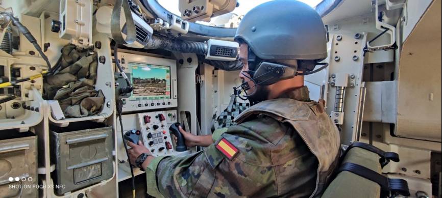 El “Castor” es tripulado por tres zapadores, aquí vemos al operador de armas, y el sistema de manejo de la torre de uso remoto o RCWS “Mini-Samson” armada con una ametralladora pesada M2HB de 12,70 mm.