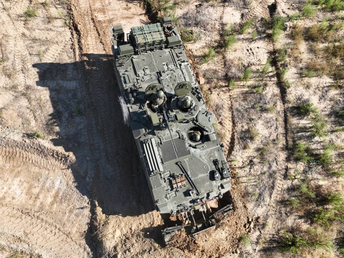 El “Castor”, a vista de pájaro, en el que se aprecia las tres escotillas, que emplean su dotación. (foto BRI XII) El “Castor”, a vista de pájaro, en el que se aprecia las tres escotillas, que emplean su dotación. (foto BRI XII)