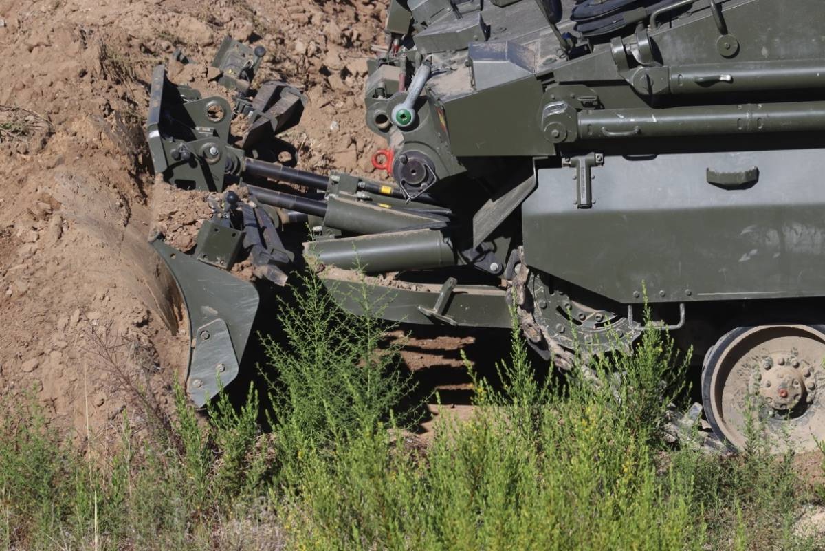 Uno de los implementos con los que opera el “Castor” es su efectiva pala empujadora, un elemento esencial para los medios de zapadores. Uno de los implementos con los que opera el “Castor” es su efectiva pala empujadora, un elemento esencial para los medios de zapadores.